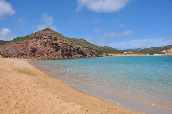 Einsamer Sandstrand Mit Roten Felsen Auf Spanischer Baleareninsel Menorca — Zdjęcie stockowe