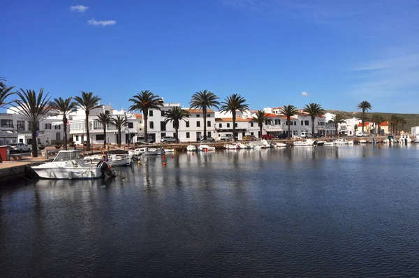 Bucht Mit Booten Kleiner Stadt Auf Menorca Spanien —  Fotos de Stock