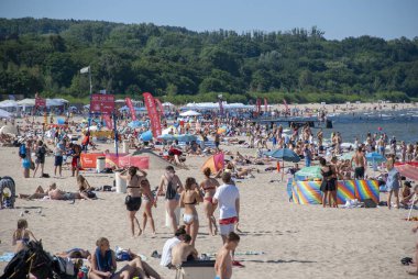 Kalabalık Baltık Denizi plaj, Sopot, Polonya üzerinden panoramik görünüm