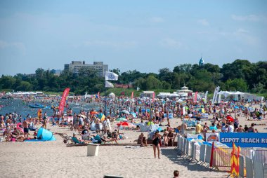 Kalabalık Baltık Denizi plaj, Sopot, Polonya üzerinden panoramik görünüm