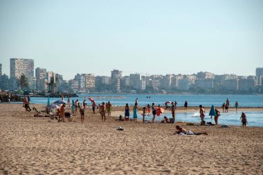 Costa Blanca, İspanya 'da Alicante plajındaki insanlar