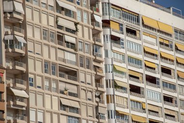 Alicante, İspanya 'daki kentsel mimari - kalesinin altında balkonları olan meskun bir binada çok az yer