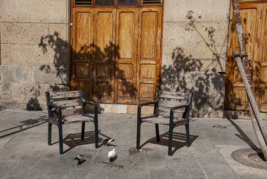 Alicante 'nin eski kentinde iki boş sandalyeli şehir meydanı