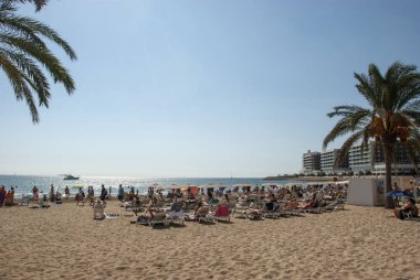 İnsanlar yazın Alicante plajında güneşleniyor, İspanya