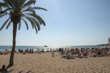 İnsanlar yazın Alicante plajında güneşleniyor, İspanya