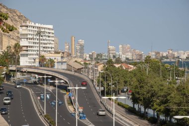 Alicante 'nin Costa Blanca kentsel manzarası. Ufuk çizgisi, caddeleri ve otoyolu var.