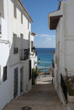 İspanya 'nın başkenti Costa Blanca' daki Altea 'nın evlerinden denize bak.