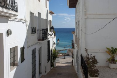İspanya 'nın başkenti Costa Blanca' daki Altea 'nın evlerinden denize bak.