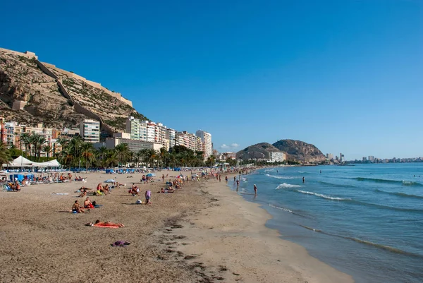 Vista Panorâmica Longo Praia Alicante Com Pessoas Desfrutando Sol Verão — Fotografia de Stock