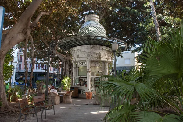 Idyllic Urban Street Cafe Kiosk City Park Alicante Tropical Vegetation — Stock Photo, Image