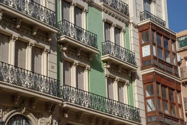 Vista Baixo Ângulo Casa Cidade Alicante Com Pequenas Varandas Espanholas — Fotografia de Stock