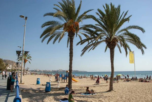 Pessoas Tomando Banho Sol Praia Alicante Verão Espanha — Fotografia de Stock