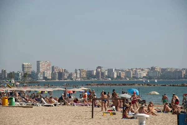 Pessoas Tomando Banho Sol Praia Alicante Verão Espanha — Fotografia de Stock