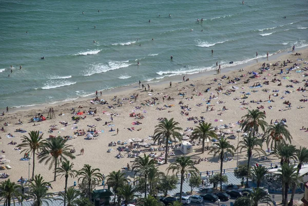 Vista Aérea Drone Sobre Praia Alicante Com Poética Desfrutando Sol — Fotografia de Stock