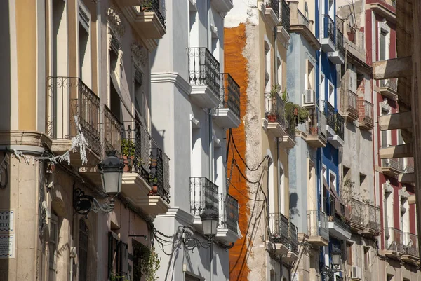 Fachadas Casas Multicoloridas Com Pequenas Varandas Espanholas Alicante Espanha — Fotografia de Stock