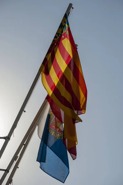 Flagi Katalonii Alicante Hiszpanii Sobą Biegunach Zmierzchu — Zdjęcie stockowe
