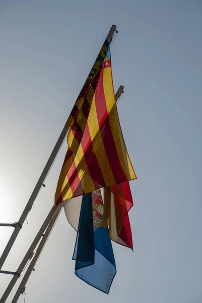 Bandeiras Catalunha Alicante Espanha Atrás Umas Das Outras Postes Entardecer — Fotografia de Stock