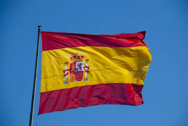 Flaga Hiszpanii Słupie Macha Wiatr — Zdjęcie stockowe