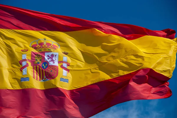 Flaga Hiszpanii Słupie Macha Wiatr — Zdjęcie stockowe