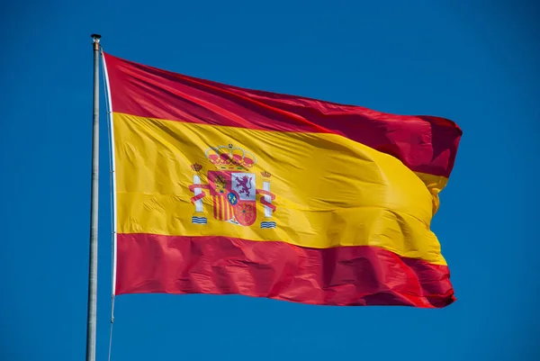 Bandiera Spagna Sul Palo Sventolando Nel Vento Immagine Stock