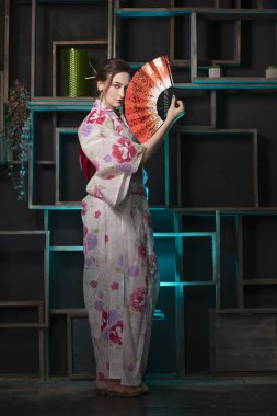 Geceleri odasında duran ve Japon kimono yalnız poz güzel genç kadın