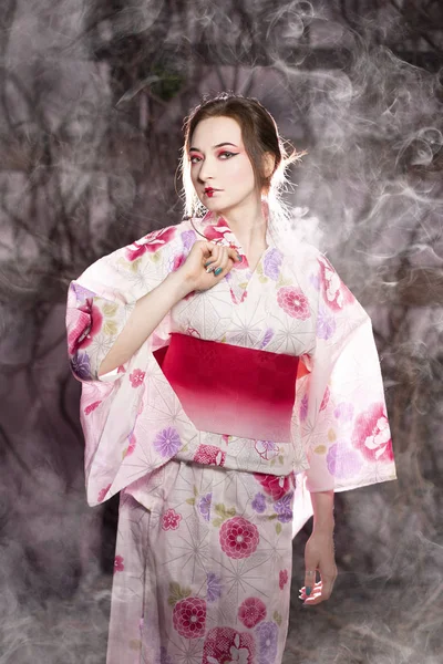 Elegante Ragazza Classico Abito Tradizionale Giapponese Kimono Bianco Rosa Piedi — Foto Stock