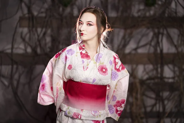 Elegante Chica Clásico Vestido Tradicional Japonés Kimono Blanco Rosa Pie —  Fotos de Stock