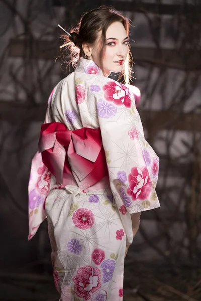 Bir Klasik Geleneksel Elbise Japon Kimono Beyaz Pembe Stüdyoda Koyu — Stok fotoğraf