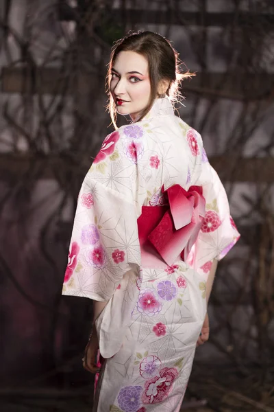 Elegante Ragazza Classico Abito Tradizionale Giapponese Kimono Bianco Rosa Piedi — Foto Stock