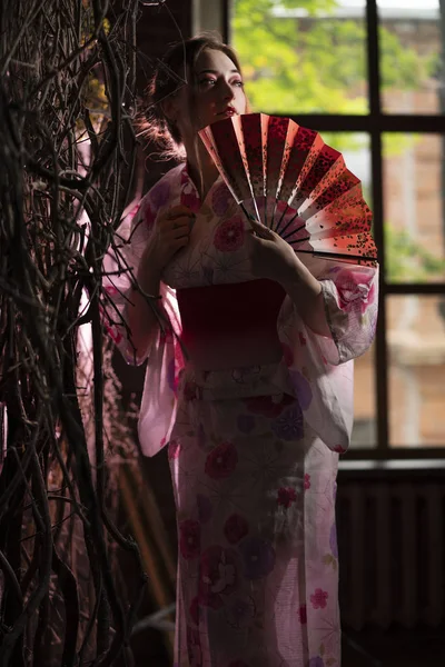 Красива Дівчина Світлою Шкірою Японської Макіяж Японський Одяг Стоячи Червоним — стокове фото
