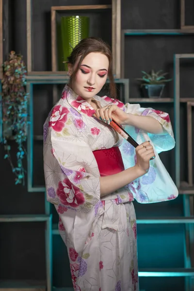 Bela Jovem Mulher Noite Seu Quarto Posando Quimono Japonês Sozinho — Fotografia de Stock