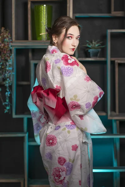 Bela Jovem Mulher Noite Seu Quarto Posando Quimono Japonês Sozinho — Fotografia de Stock