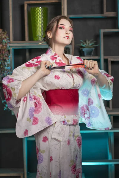 Bella Giovane Donna Piedi Notte Nella Sua Stanza Posa Kimono — Foto Stock