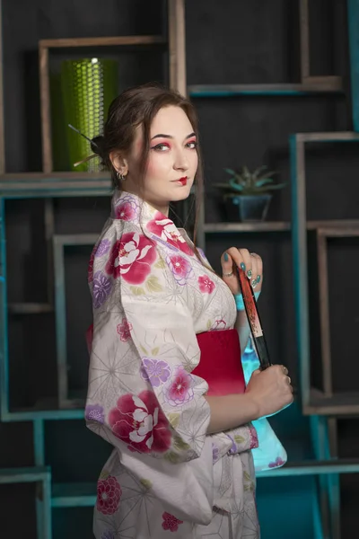 Красивая Молодая Женщина Стоит Ночью Своей Комнате Позирует Японском Кимоно — стоковое фото