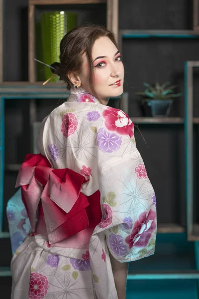 Belle Jeune Femme Debout Nuit Dans Chambre Posant Kimono Japonais — Photo