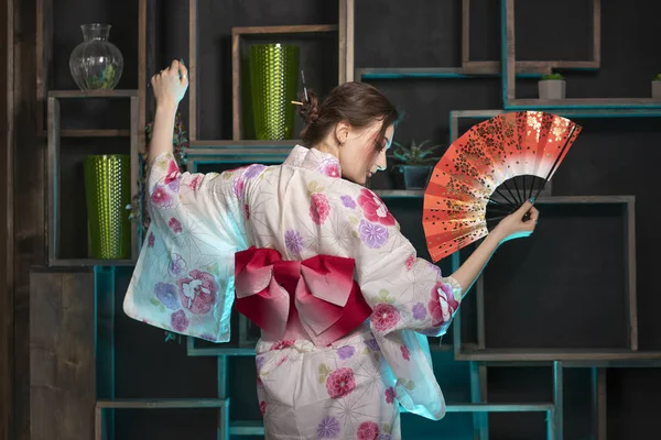 Bella Giovane Donna Piedi Notte Nella Sua Stanza Posa Kimono — Foto Stock