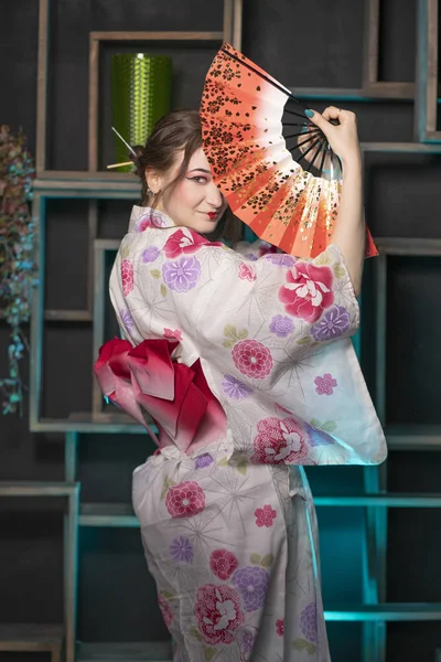 Красива Молода Жінка Стоячи Ніч Своїй Кімнаті Постановки Японське Кімоно — стокове фото
