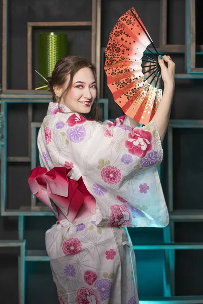 Красива Молода Жінка Стоячи Ніч Своїй Кімнаті Постановки Японське Кімоно — стокове фото