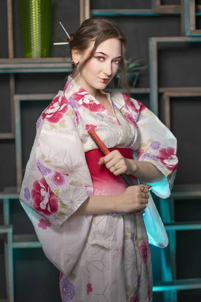 Geceleri Odasında Duran Japon Kimono Yalnız Poz Güzel Genç Kadın — Stok fotoğraf