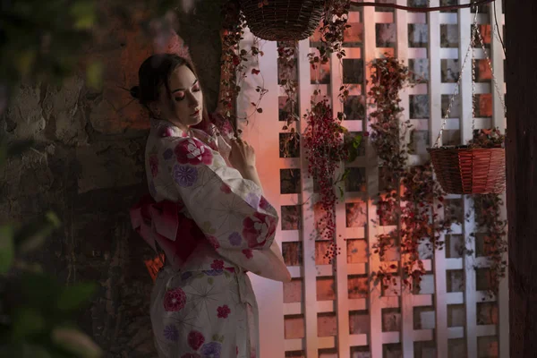 Bella Giovane Donna Piedi Notte Nel Suo Giardino Posa Kimono — Foto Stock