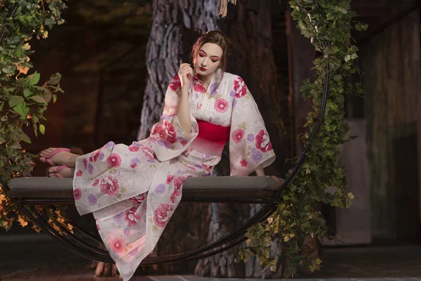 Piękna Dziewczyna Światło Skóry Japoński Makijaż Ubrania Japoński Siedzi Huśtawce — Zdjęcie stockowe