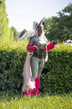 serin eğlenceli adam yaz parkta hayattan zevk tek boynuzlu at kostüm