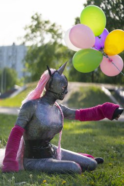 serin eğlenceli adam yaz parkta hayattan zevk tek boynuzlu at kostüm