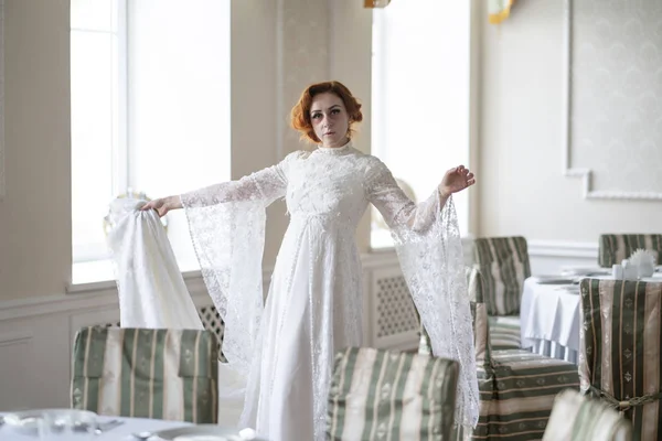 Une Mourante Gravement Malade Dans Une Robe Blanche Attendant Petit — Photo