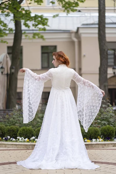 Schwerkrankes Blasses Mädchen Mit Roten Augenringen Einem Weißen Spitzenkleid Spaziert — Stockfoto