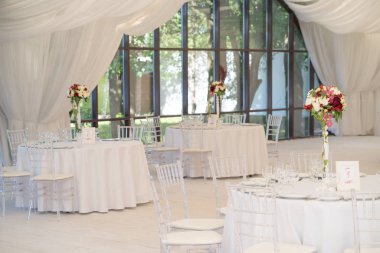 Lüks havadar yaz Restoran Beyaz şeffaf sandalyeler ve parti için hazır