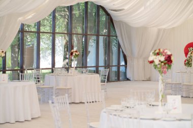 Lüks havadar yaz Restoran Beyaz şeffaf sandalyeler ve parti için hazır