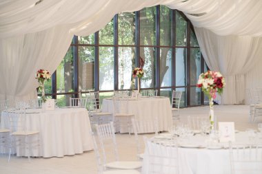 Lüks havadar yaz Restoran Beyaz şeffaf sandalyeler ve parti için hazır