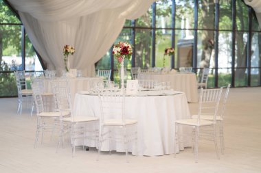 Lüks havadar yaz Restoran Beyaz şeffaf sandalyeler ve parti için hazır