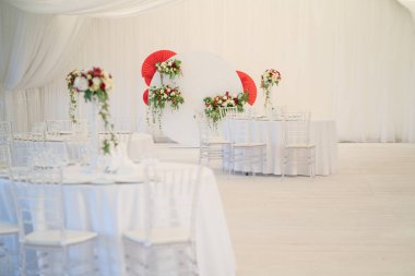 Lüks havadar yaz Restoran Beyaz şeffaf sandalyeler ve parti için hazır